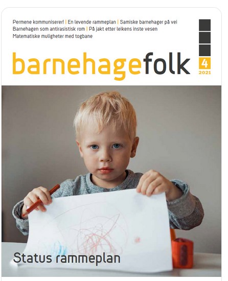 Faksimile av siste nummer til tidsskriftet Barnehagefolk. Bildet viser et barnehagebarn med lyst hår som holder opp en tegning.